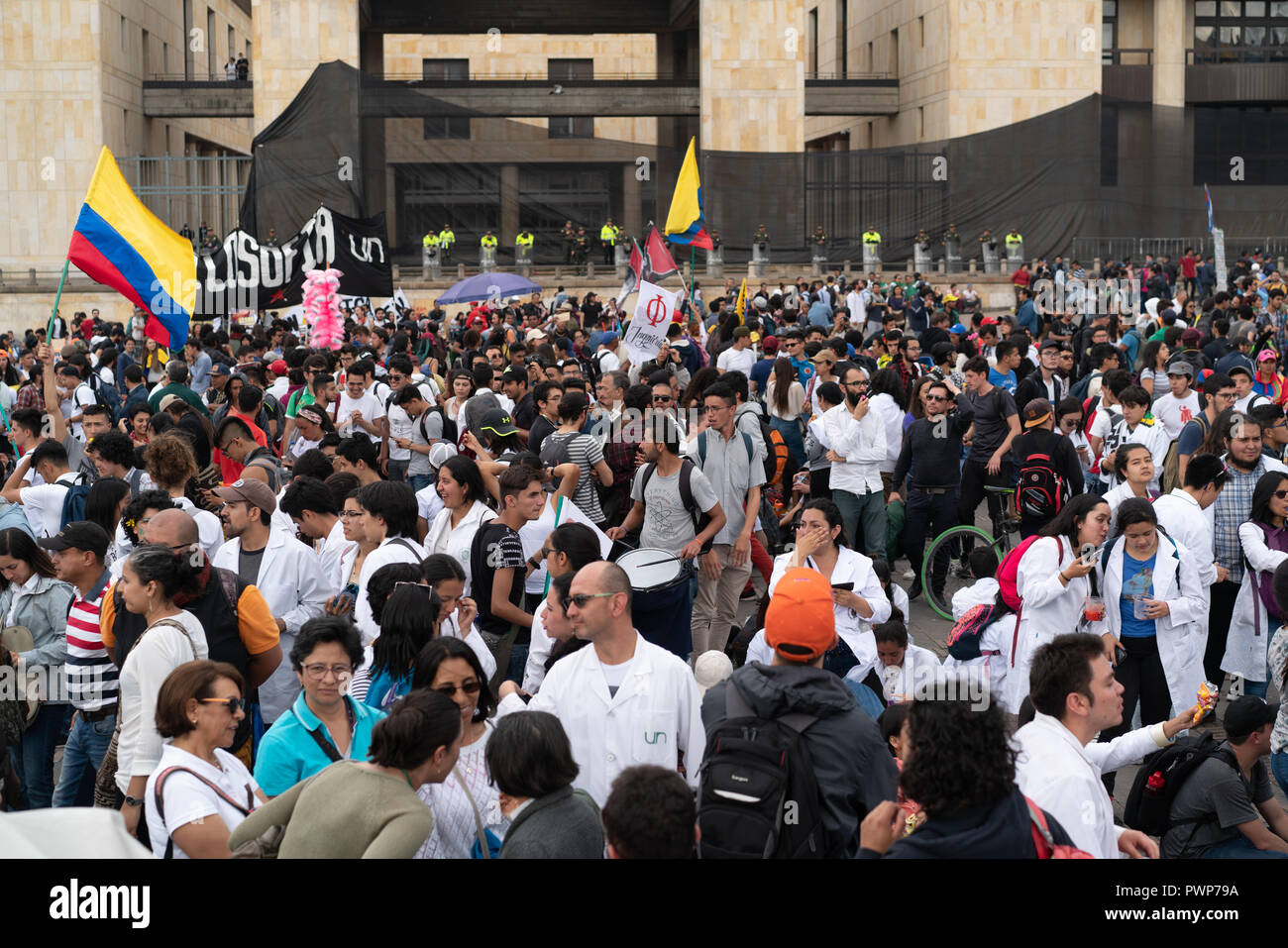 Bogota, Colombia. 17th Oct 2018. Students in Bogota, Colombia protesting against the president Ivan Duque's Government public education budget for the year 2019. Credit: Luis Gomez/Alamy Live News Stock Photo