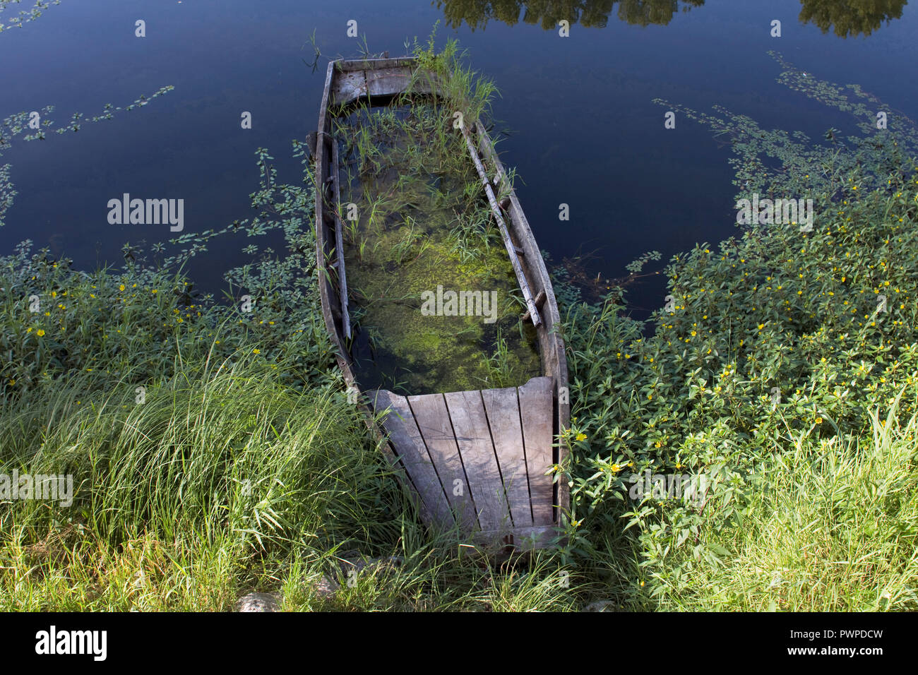 Boat full of water hires stock photography and images Alamy