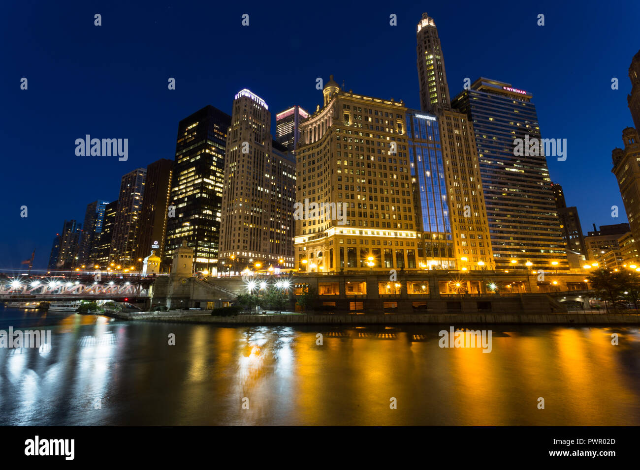 The Chicago river and downtown Chicago along Wacker Drive at night ...
