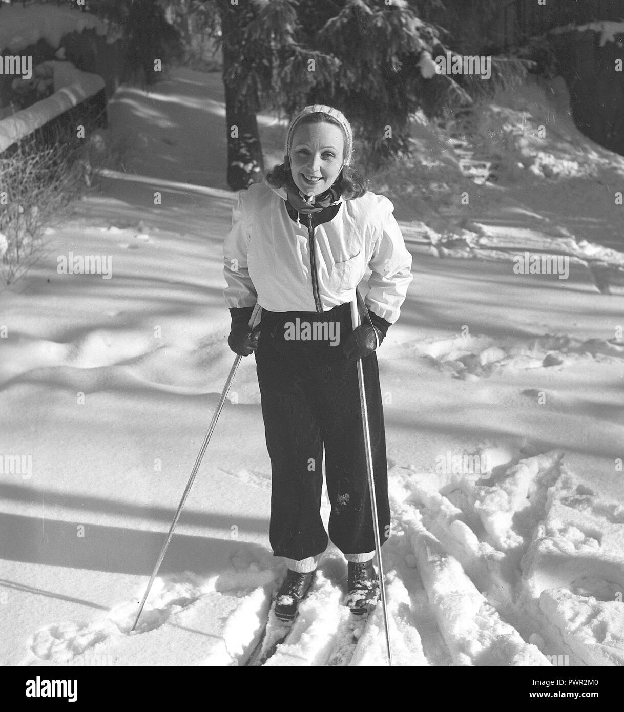Winter in the 1940s. The young woman actress Inga Tidblad is dressed in the typical 1940s winter sports fashion. Sweden 1942. Photo Kristoffersson ref 229-7 Stock Photo