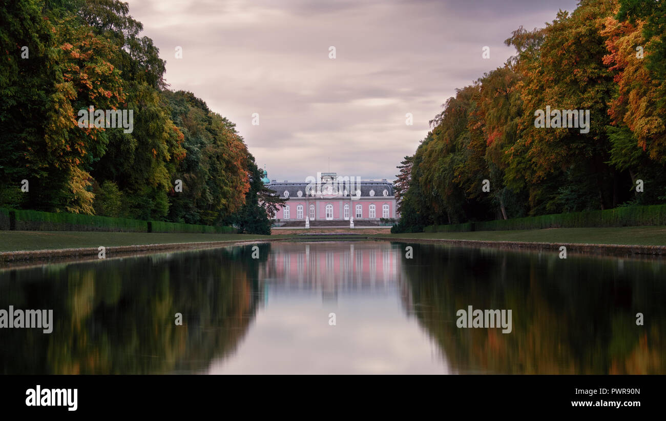 Schloss friedlich hi-res stock photography and images - Alamy