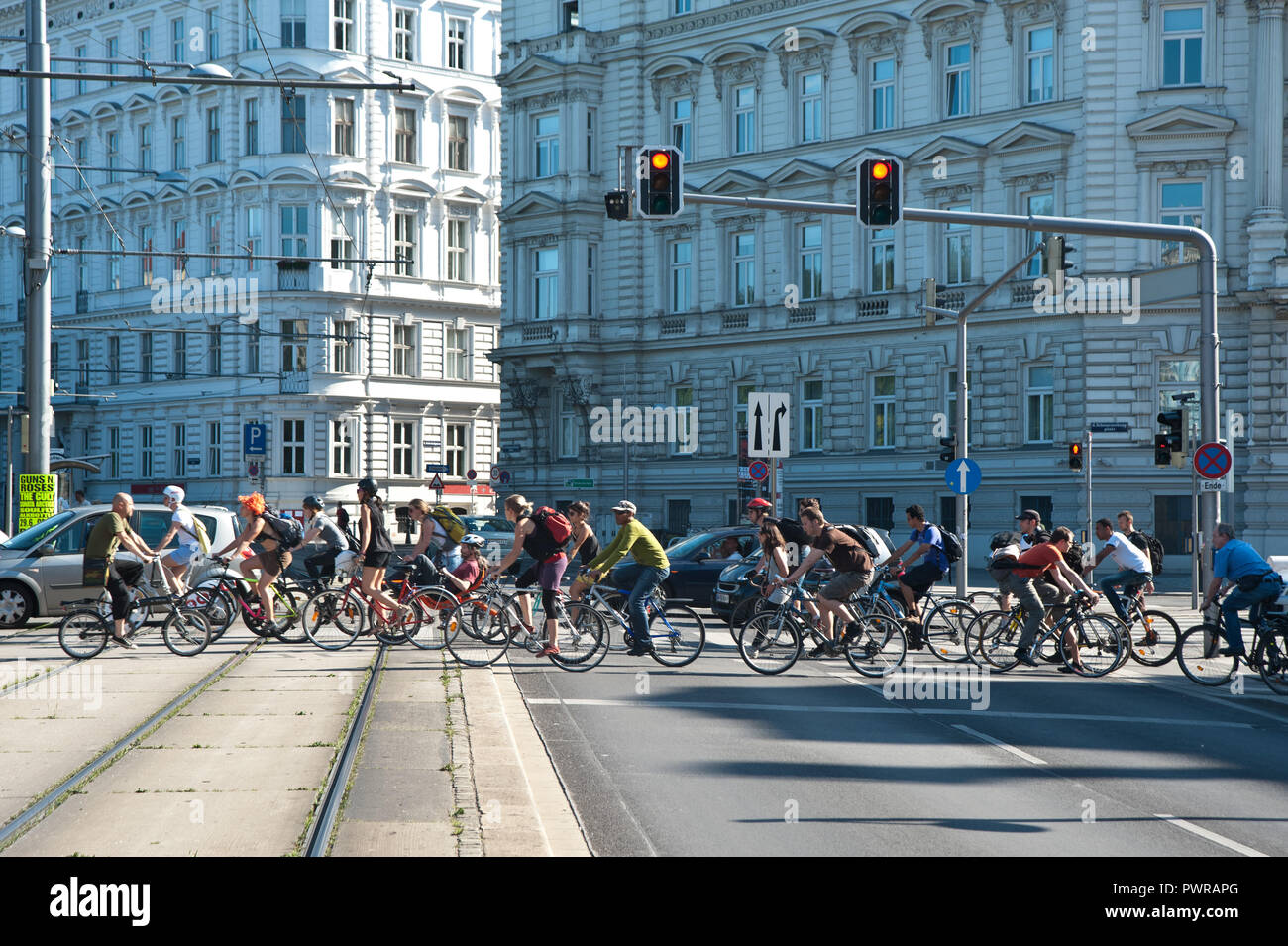 Fahrradfahren, viele Radfahrer auf einem Übergang Stock Photo