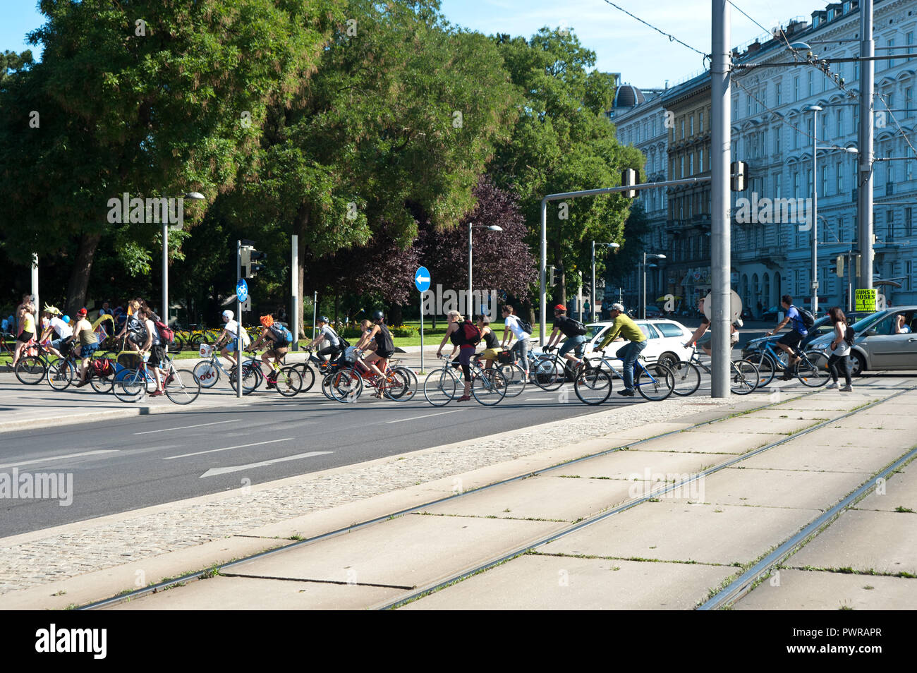 Fahrradfahren, viele Radfahrer auf einem Übergang Stock Photo