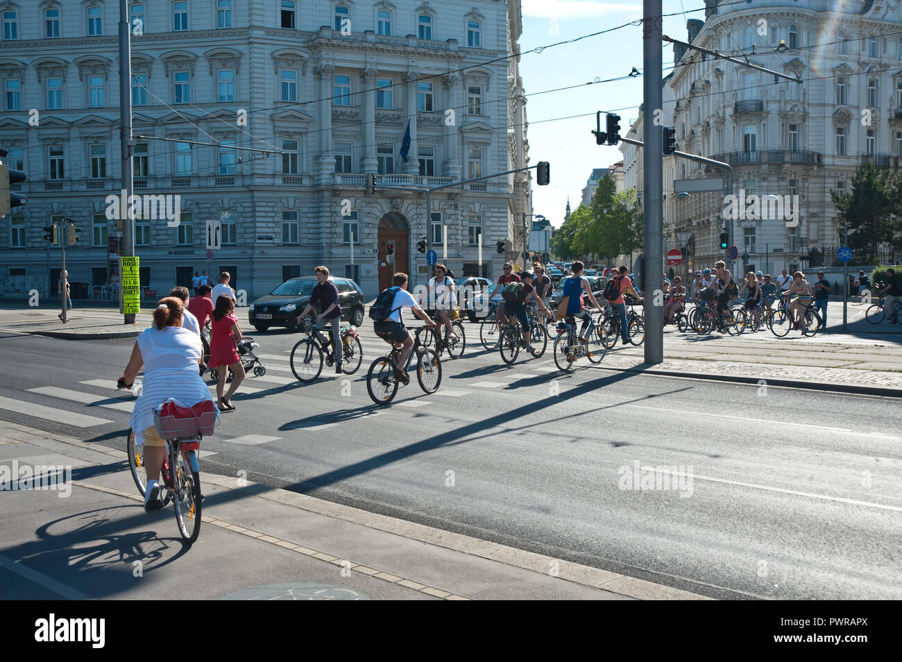 Fahrradfahren, viele Radfahrer auf einem Übergang Stock Photo