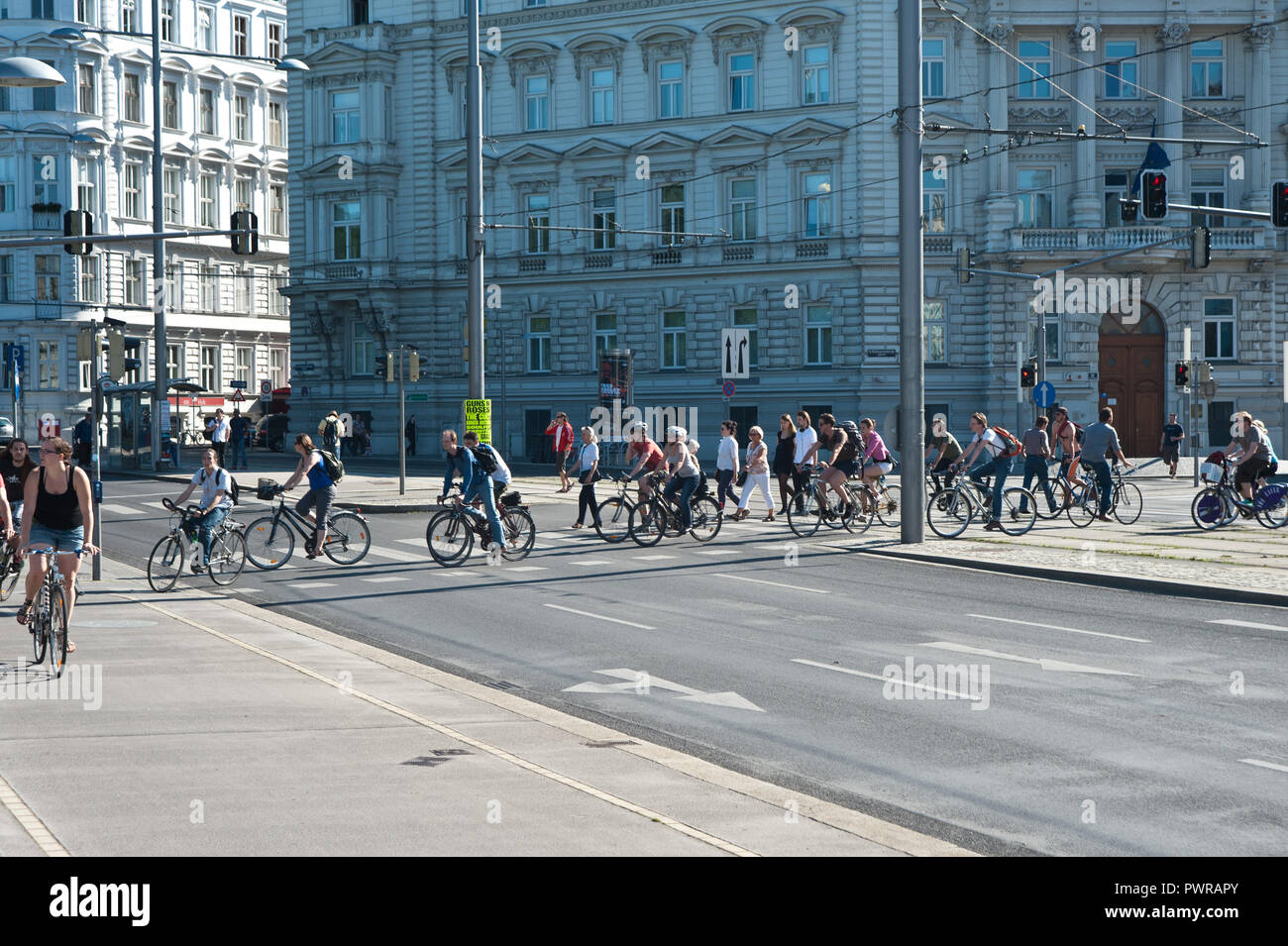 Fahrradfahren, viele Radfahrer auf einem Übergang Stock Photo