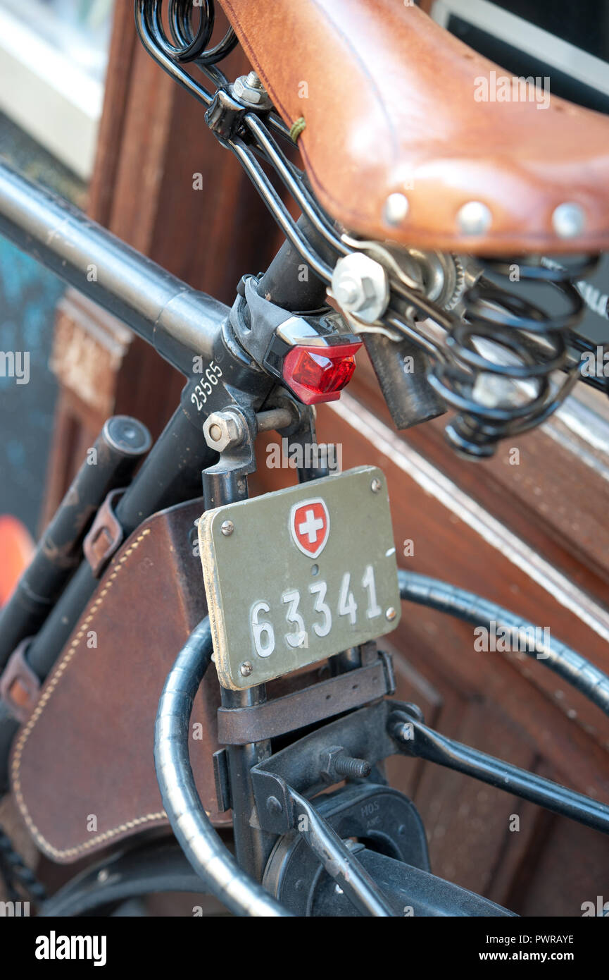 Schweizer Fahrradkennzeichen, Fahrrad-Nummerntafel Stock Photo
