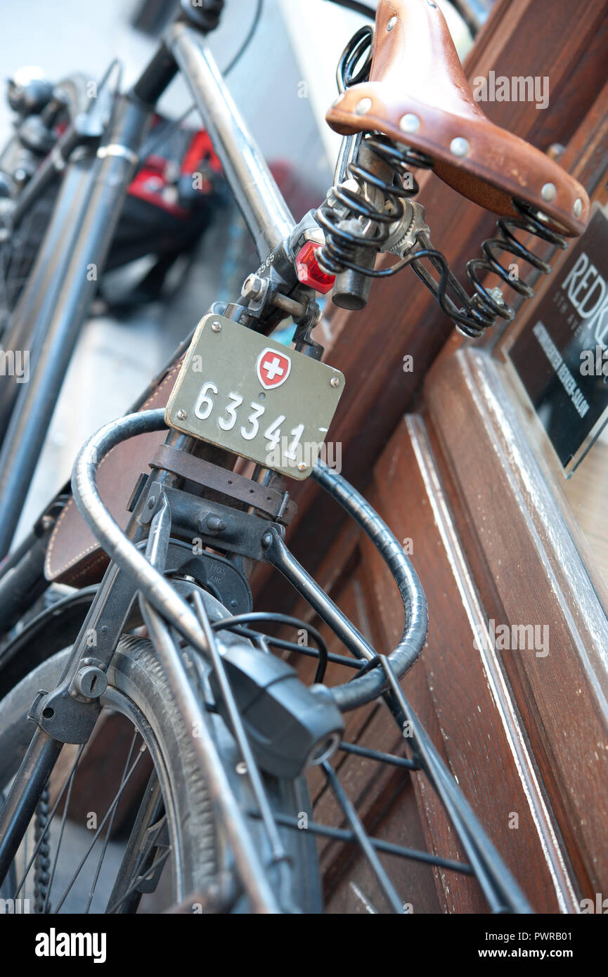 Schweizer Fahrradkennzeichen, Fahrrad-Nummerntafel Stock Photo