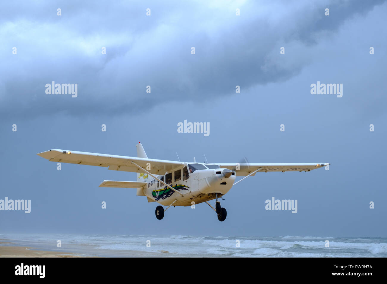 Beach aircraft scene hi-res stock photography and images - Alamy