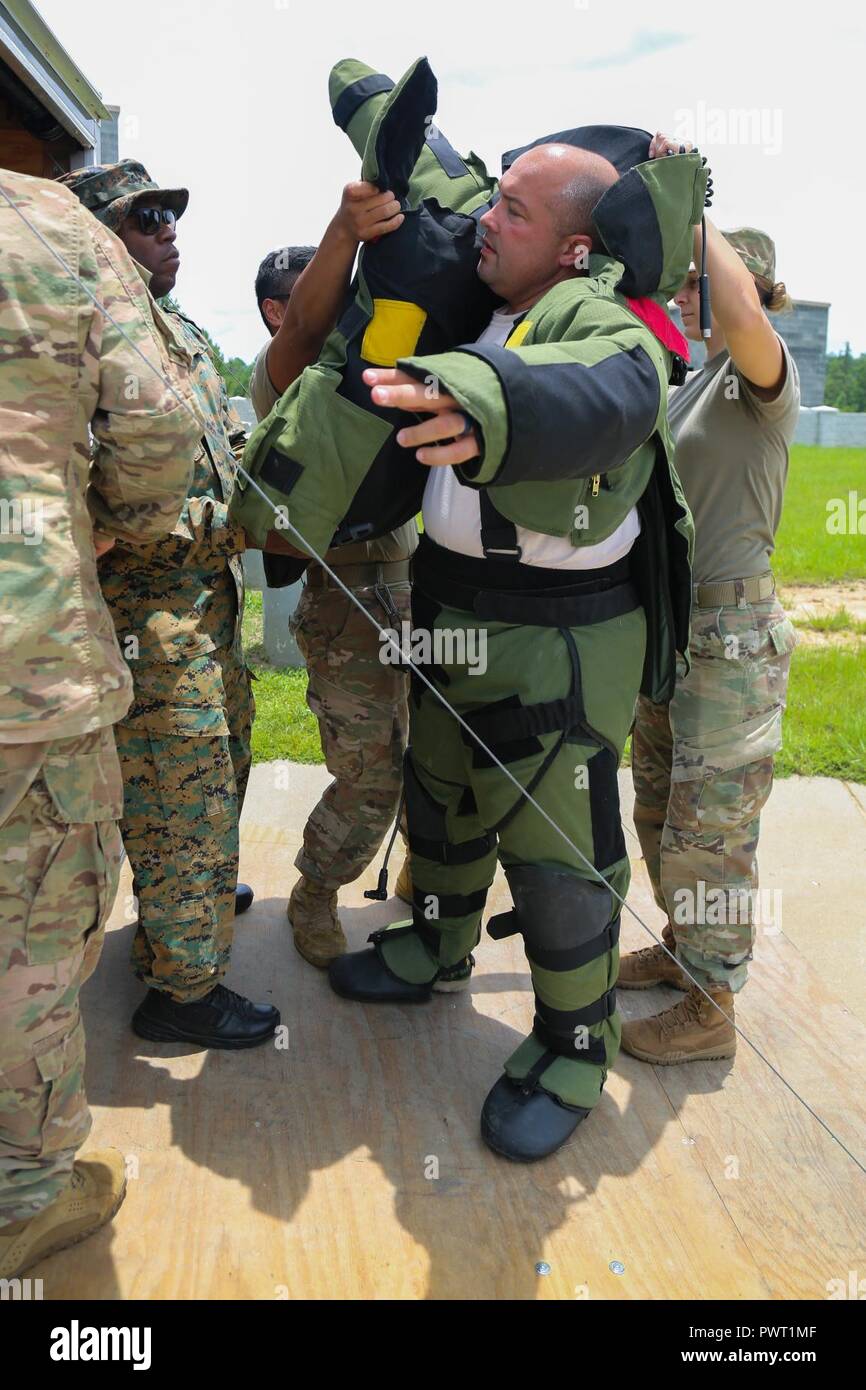 Eod 8 bomb suit hi-res stock photography and images - Alamy