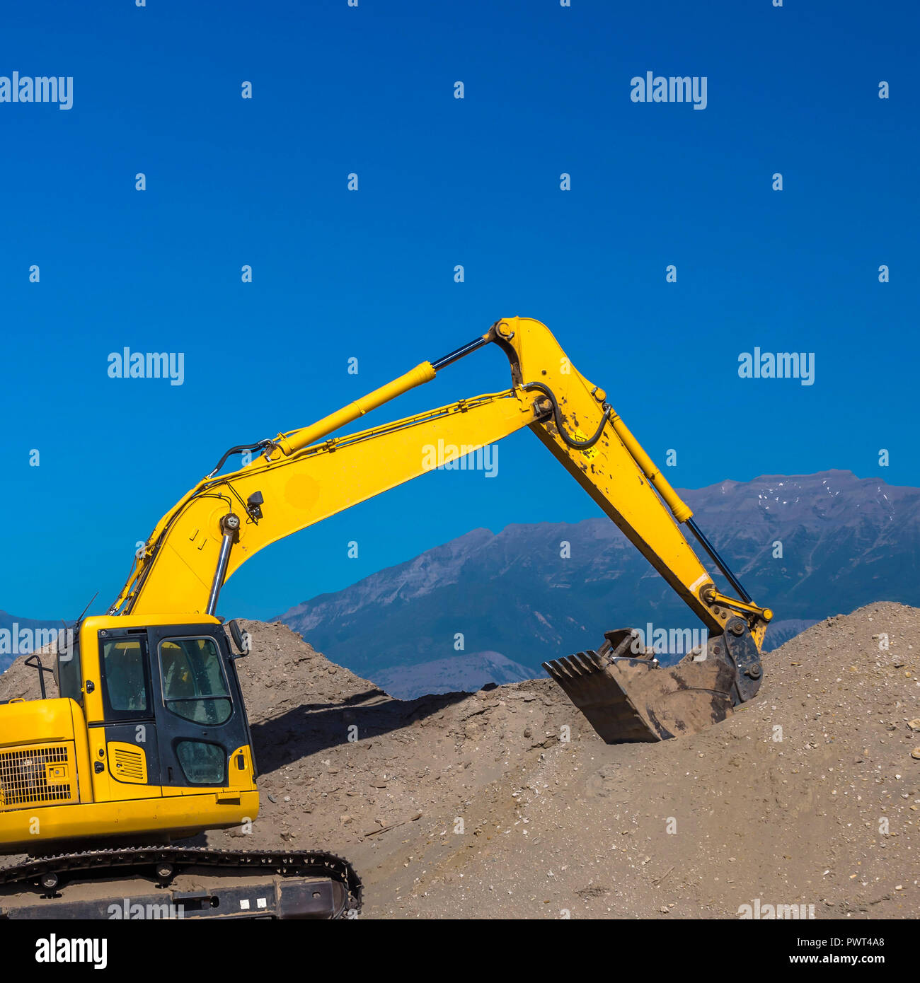 Excavator in an Eagle Mountain construction site Stock Photo - Alamy