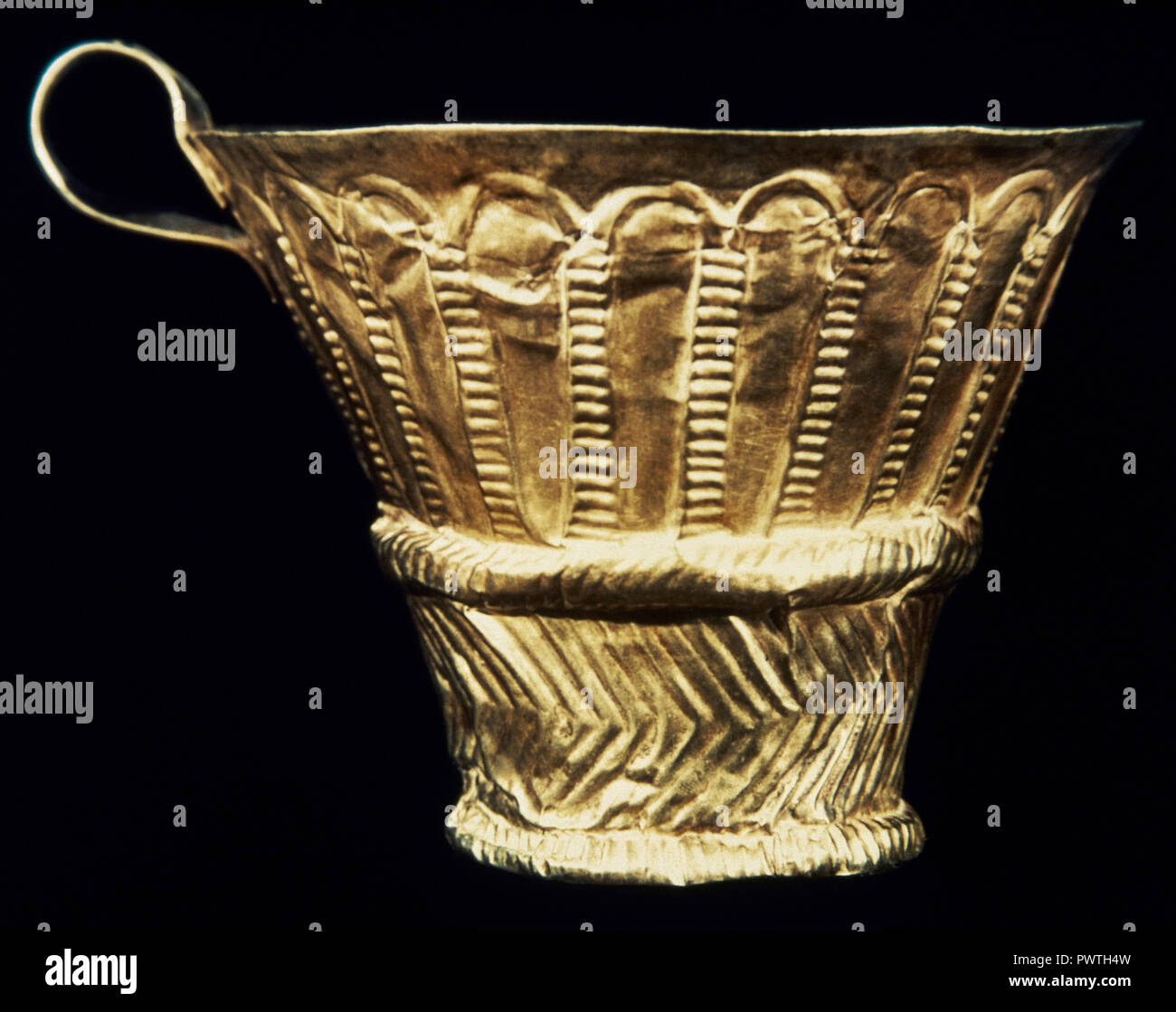 Gold cup. Embossing decoration with geometric motifs. Royal Tombs of Mycenae. 16th century BC. Tomb V. Grave Circle A. National Archaeological Museum. Athens, Greece. Stock Photo