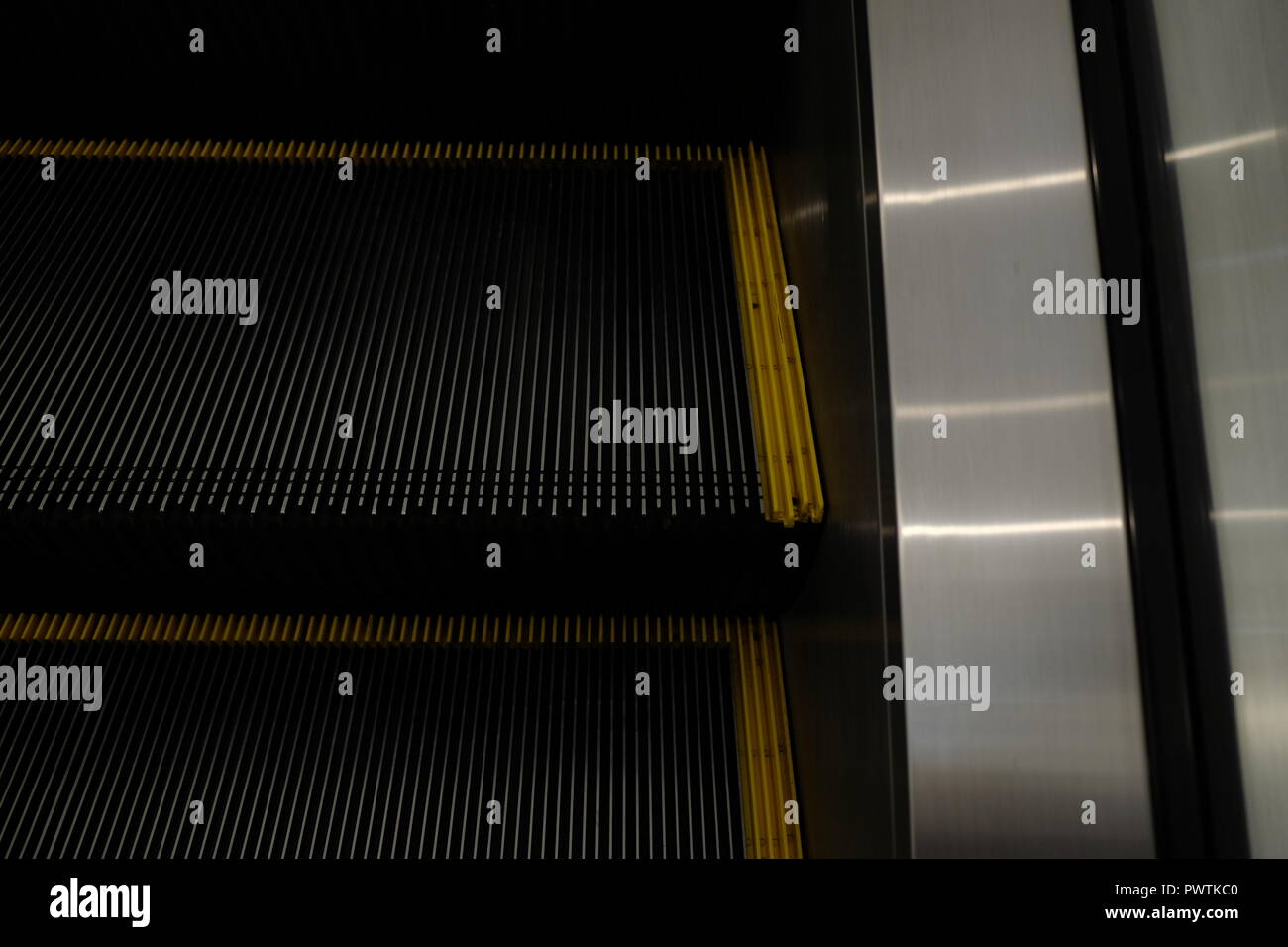 Escalator in shopping mall hi-res stock photography and images - Alamy