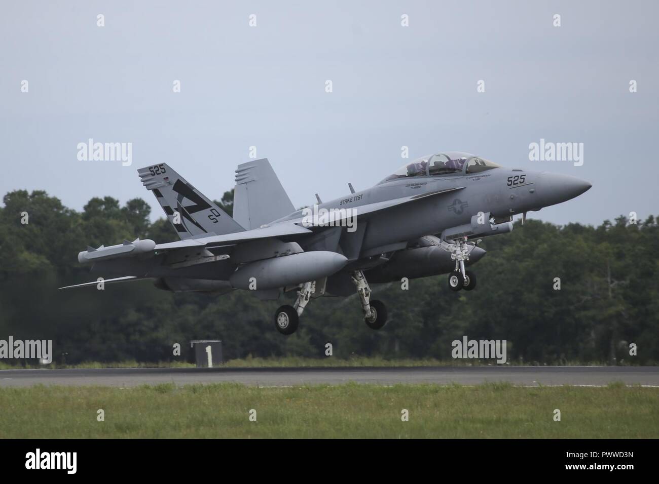 A U S Navy F A 18f Super Hornet From Air Test And Evaluation Squadron Vx 23 Performs A Touch And Go At Atlantic City Air National Guard Base N J July 5 17 Stock Photo Alamy A U S Navy F A 18f Super Hornet From Air Test And Evaluation Squadron Vx 23 Performs A Touch And Go At Atlantic City Air National Guard Base N J July 5 17 Stock Photo Alamy