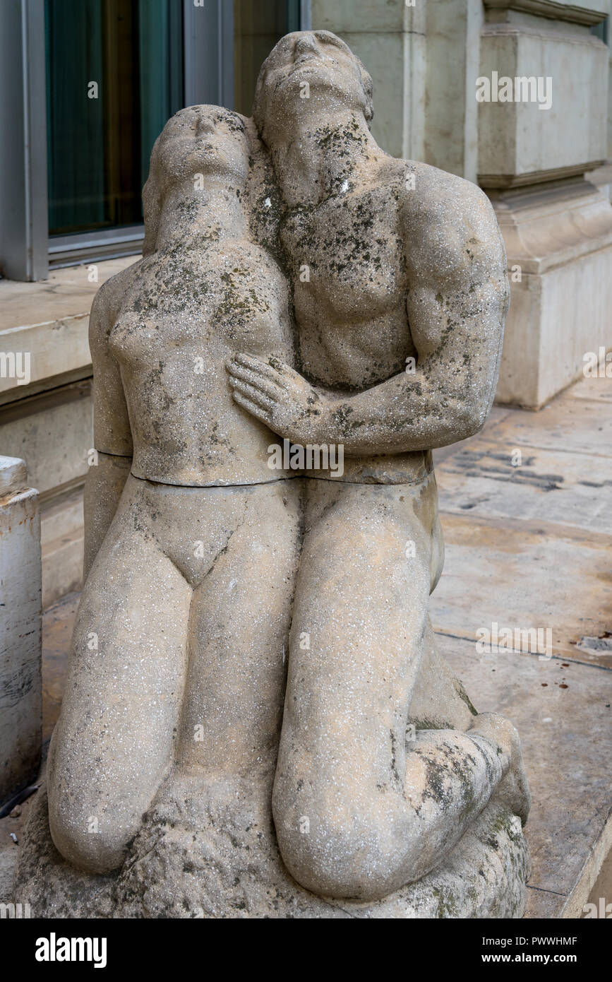 Two lovers statue hi-res stock photography and images