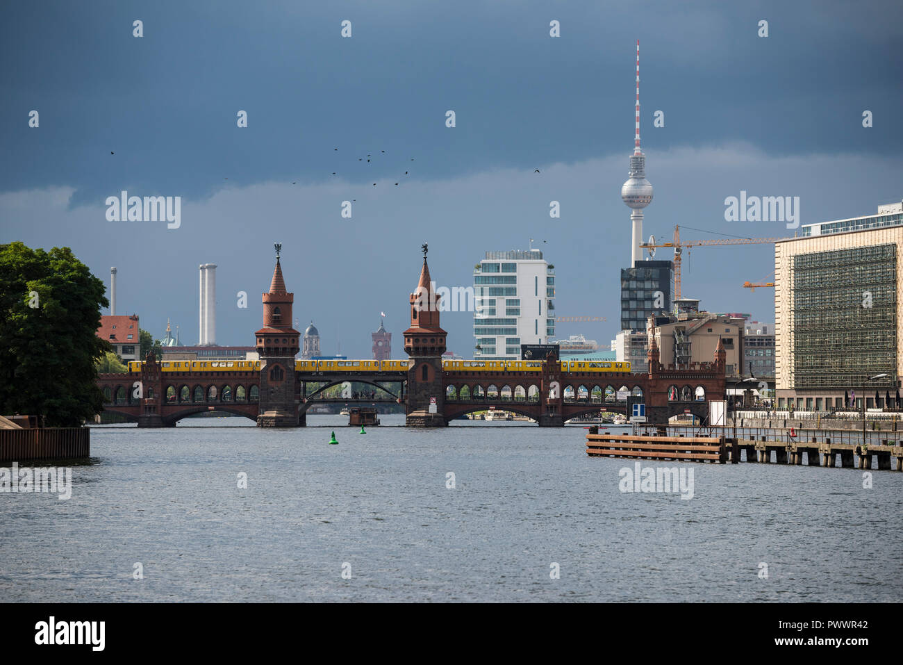 Berlin. Germany. The Oberbaum bridge spans the River Spree connecting Friedrichschain & Kreuzberg. Stock Photo
