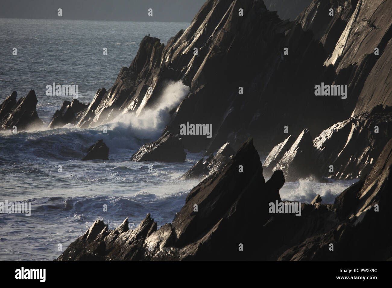 atlantic storm waves breakin g o  the irish coast, wild atlantic way, dingle peninsula, county kerry, ireland Stock Photo