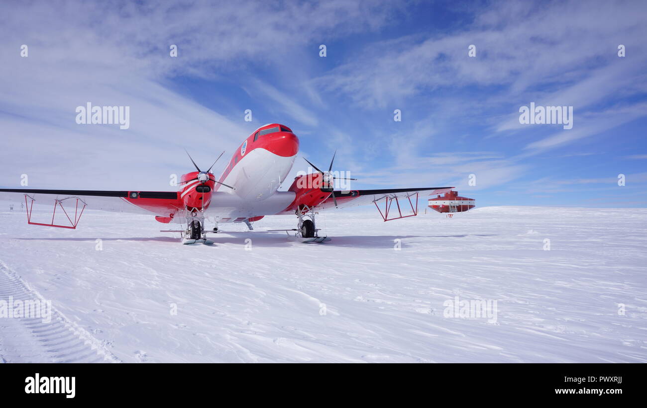 Snowy plane hi-res stock photography and images - Alamy