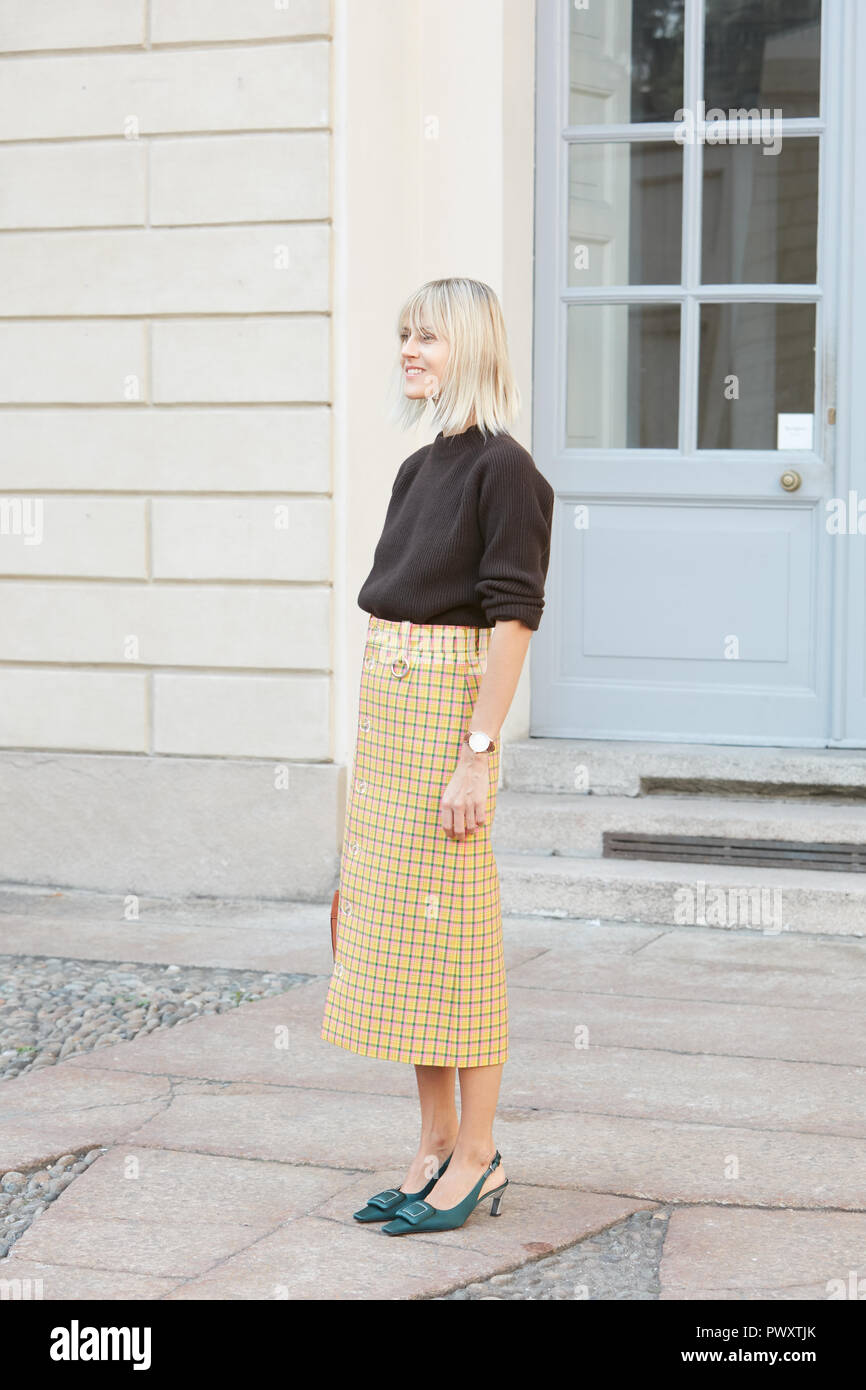 MILAN, ITALY - SEPTEMBER 21, 2018: Linda Tol with yellow checkered skirt and brown sweater before Tods fashion show, Milan Fashion Week street style Stock Photo