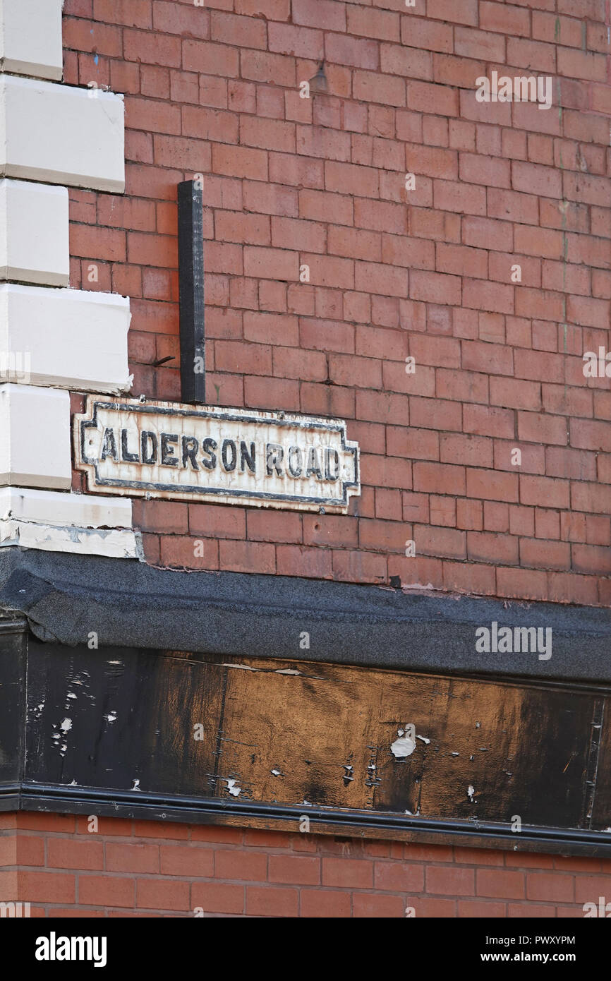 Liverpool, UK. 18th October 2018. A murder investigation is underway after a man was shot multiple times outside a South Liverpool house dies of his injuries. Armed police swooped on Alderson Road, Wavertree, at about 10.40pm on Wednesday night after reports of four shots being fired. Police confirmed a murder probe has been launched after the 25-year-old victim died in hospital during the early hours of Thursday morning. This was the sixth shooting on Merseyside in the last 10 days. Credit: Ken Biggs/Alamy Live News. Stock Photo