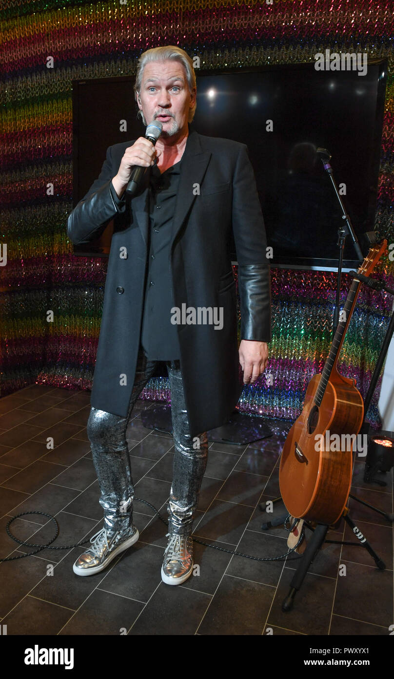 17 October 2018, Berlin: The Irish singer Johnny Logan appears in the 80s  pop-up store at Hackescher Markt, which was opened with a party at the  start of the Prime Original series "