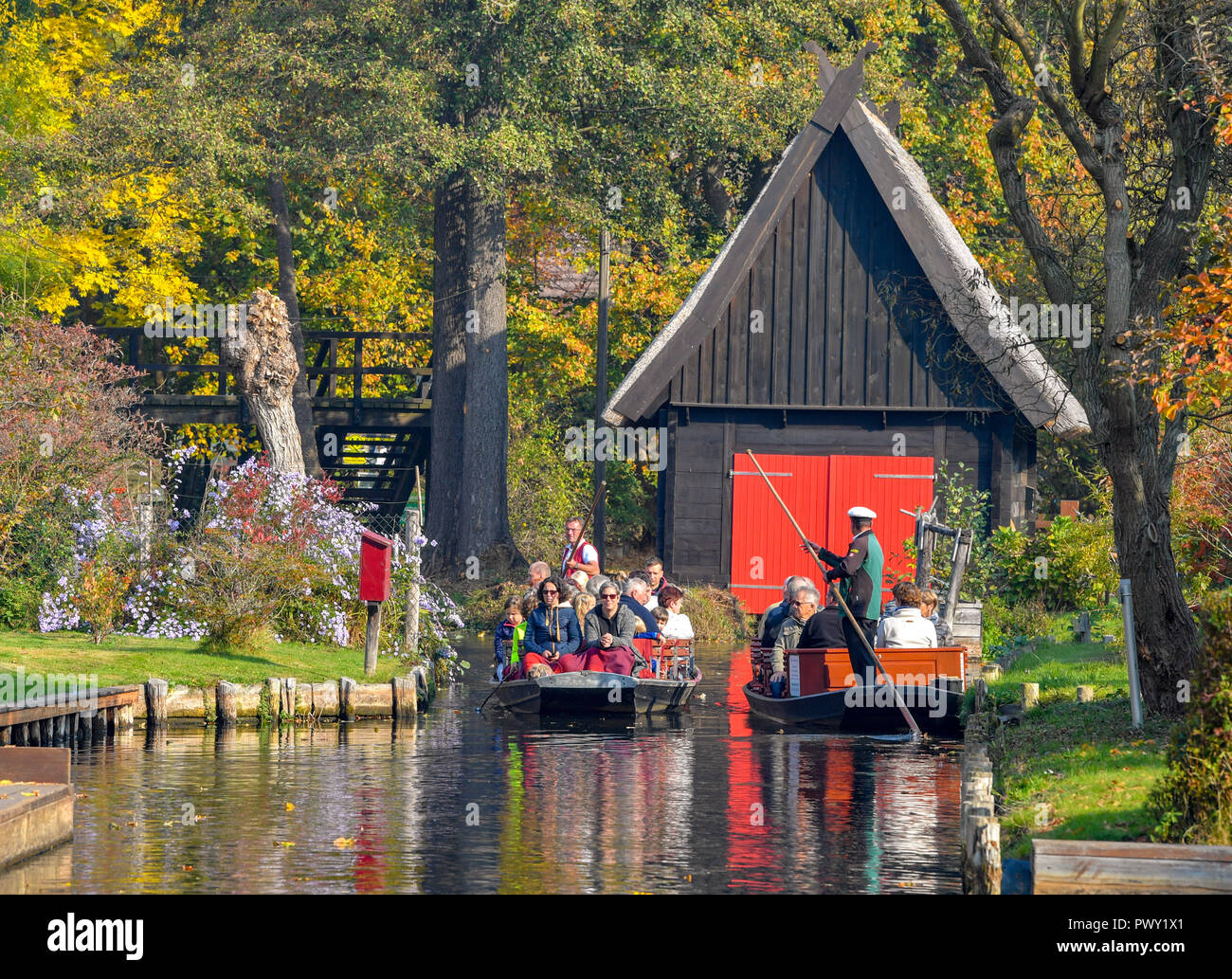 Lehde, Germany. 18th Oct, 2018. Tourists drive with barges over a river in the autumnal Spreewald. Credit: Patrick Pleul/dpa-Zentralbild/ZB/dpa/Alamy Live News Stock Photo