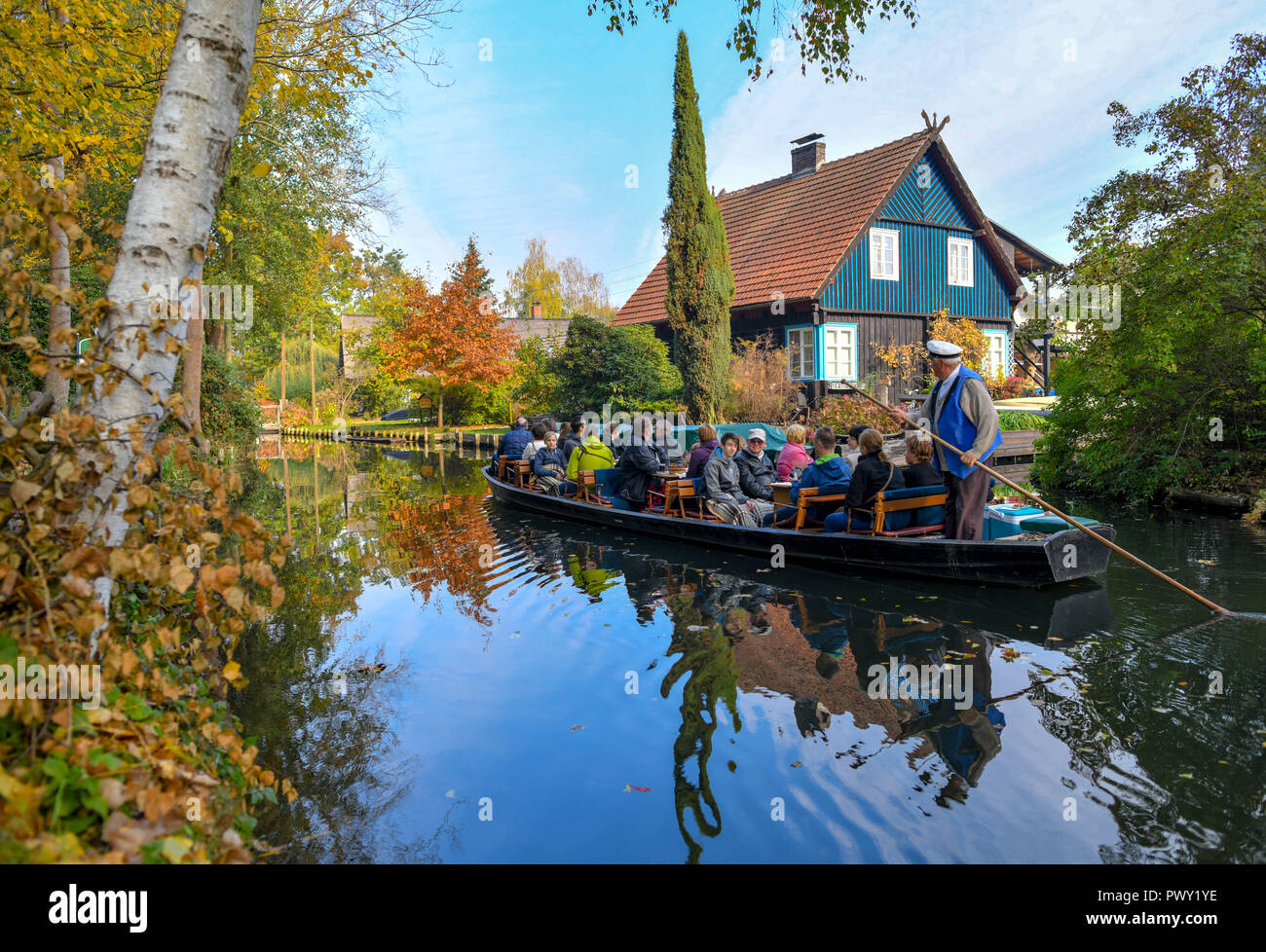 Lehde, Germany. 18th Oct, 2018. Tourists take a boat across a river in the autumnal Spreewald. Credit: Patrick Pleul/dpa-Zentralbild/ZB/dpa/Alamy Live News Stock Photo