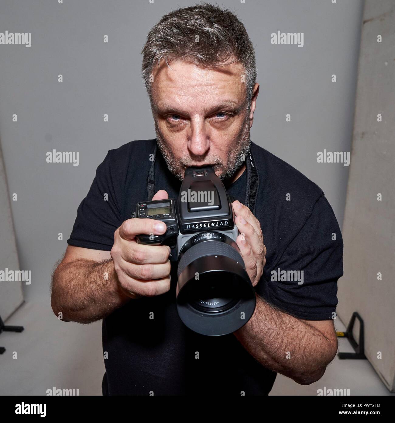 Berlin, Deutschland. 17th Oct, 2018. 17.10.2018, top photographer John  Rankin Waddell 'Rankin' was booked at the BOMBAY SAPPHIRE Canvas Bar in  Berlin. Exclusive portrait of photographer with his Hasselblad camera in  front