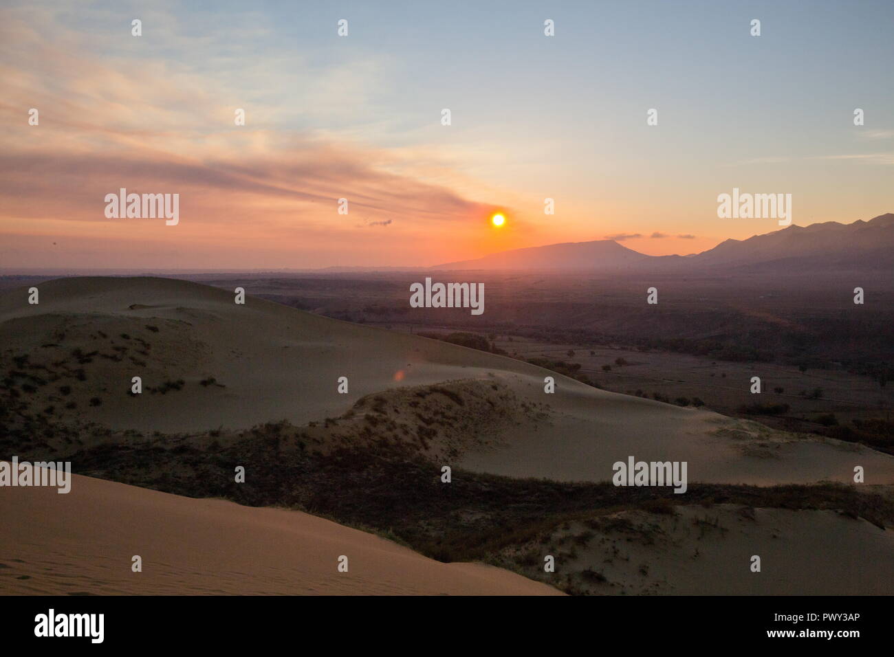 Russia. 17th Oct, 2018. DAGESTAN, RUSSIA - OCTOBER 17, 2018: Sunset over  Sary-Kum Dune (front) in
