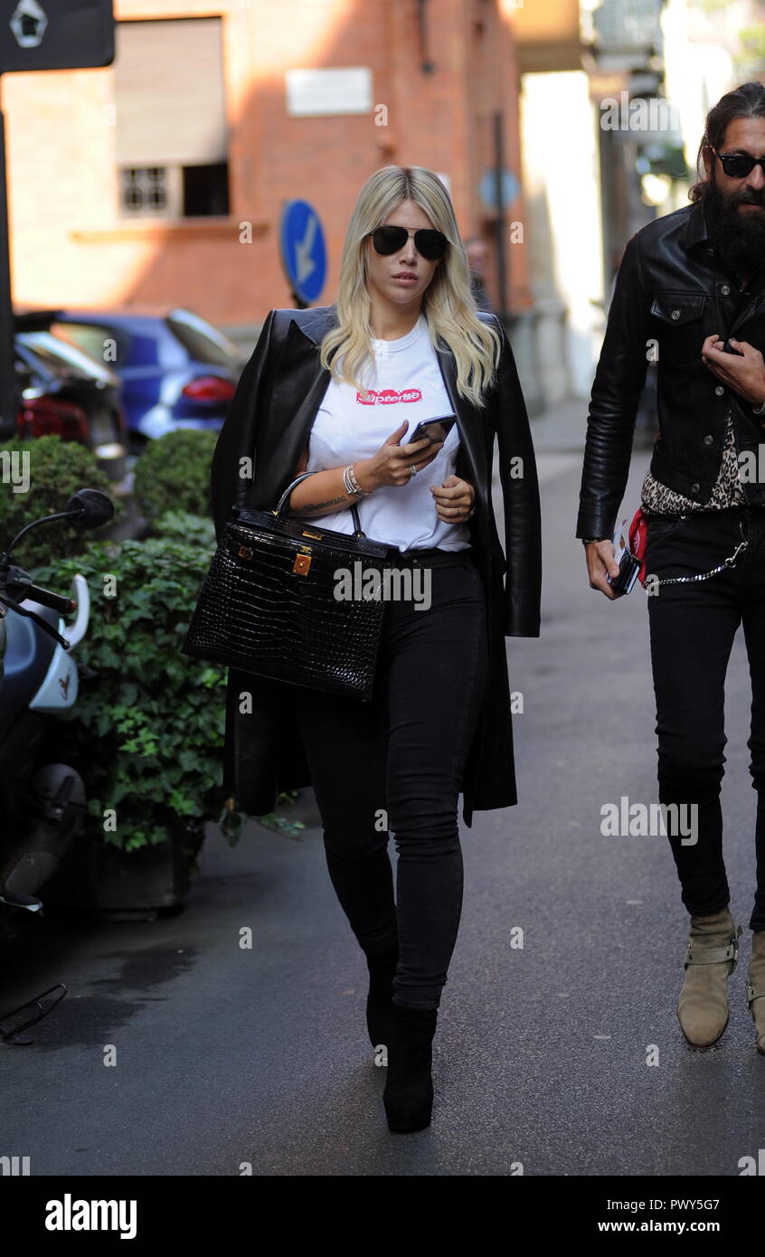 Milan, Wanda Nara lunch and shopping in downtown Wanda Nara, these days at the center of the news because the Public Prosecutor has asked for her for 4 months in jail, for making public on Twitter and Facebook social networks the cell phone number of her ex-husband MAXI LOPEZ collecting damage, arrives in the center and goes to lunch with two salesmen of 'BALMAIN', a well-known French brand. After having eaten at the 'Salumaio di Montenapoleone' it is accompanied in the boutique of via Montenapoleone for shopping. Exit after more than an hour, call the taxi to be accompanied home. Stock Photo