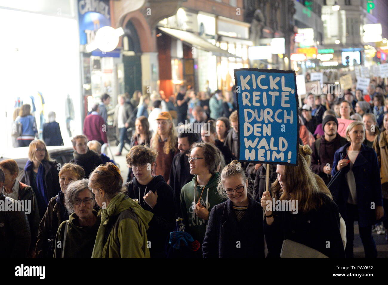 Vienna, Austria. 18 October 2018. The Thursday demonstrations against the current Federal Government are reactivated. The rally was called on Stephansplatz. The protests will then be continued every week at various locations in Vienna. Picture shows a sign saying 'Kickl rides through the Waldheim'. Credit: Franz Perc / Alamy Live News Stock Photo