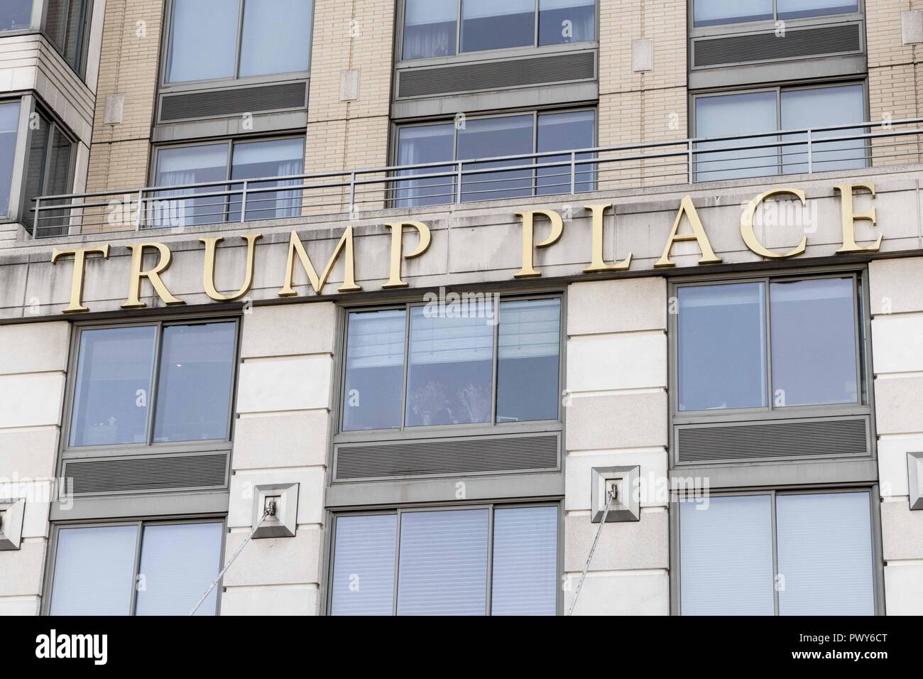 New York, NY, USA. 18th Oct, 2018. The building before the removal of ...