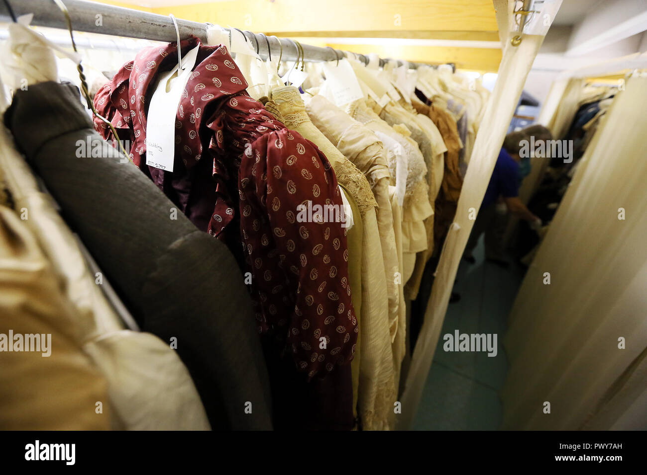 Davenport, Iowa, USA. 10th Sep, 2018. A maroon colored wedding dress