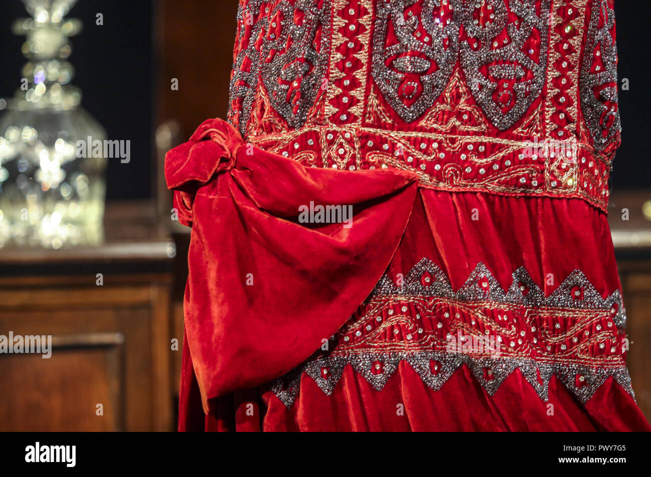 Davenport, Iowa, USA. 5th Oct, 2018. A red velvet dress is seen on a mannequin for the ''Miss Fisher Mysteries'' display in the ''Literary Heroines'' exhibit at the Putnam Museum in Davenport on Friday, Oct. 5, 2018. Credit: Andy Abeyta, Quad-City Times/Quad-City Times/ZUMA Wire/Alamy Live News Stock Photo