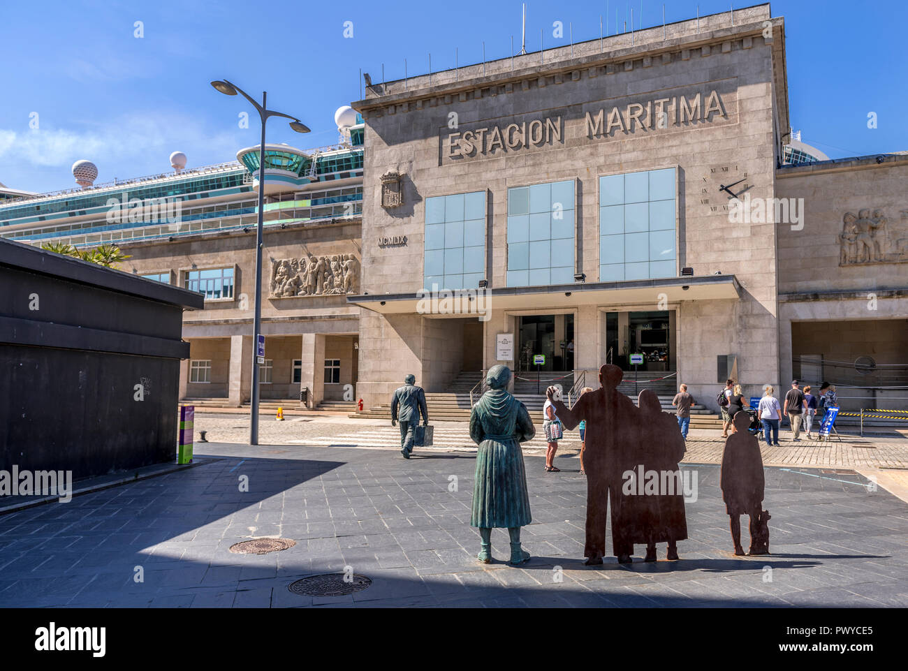 Monumento al emigrante en la ciudad de Vigo. A group of statues by