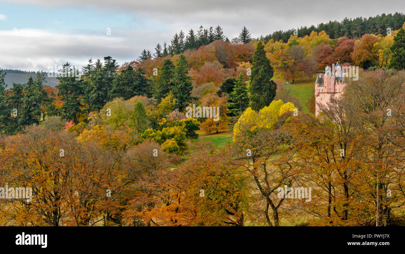 CRAIGIEVAR CASTLE ABERDEENSHIRE SCOTLAND AUTUMNAL TREES SURROUNDING THE PINK CASTLE Stock Photo