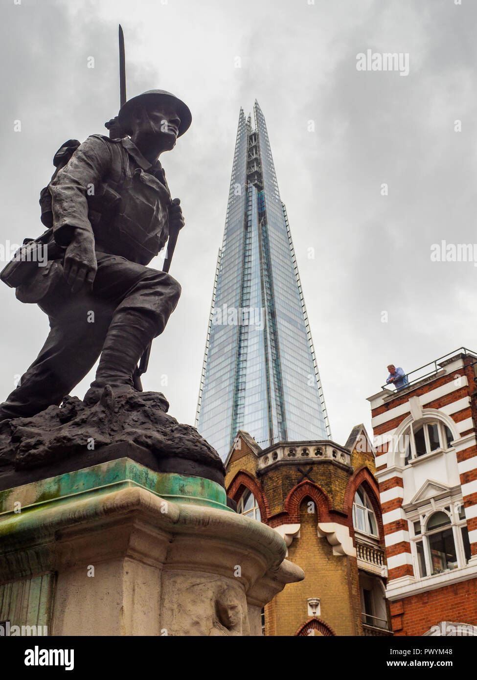St Saviours Southwark War Memorial London> WW1 soldier with the Shard in the background Stock Photo