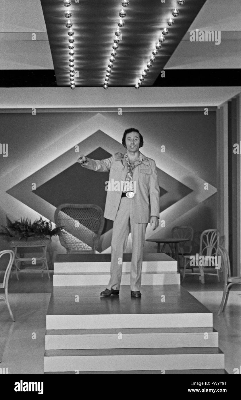 Der amerikanische Sänger Al Martino bei einem Fernsehauftritt in Deutschland, Hamburg 1970er Jahre. American singer Al Martino performing in German TV, Hamburg 1970s. Stock Photo