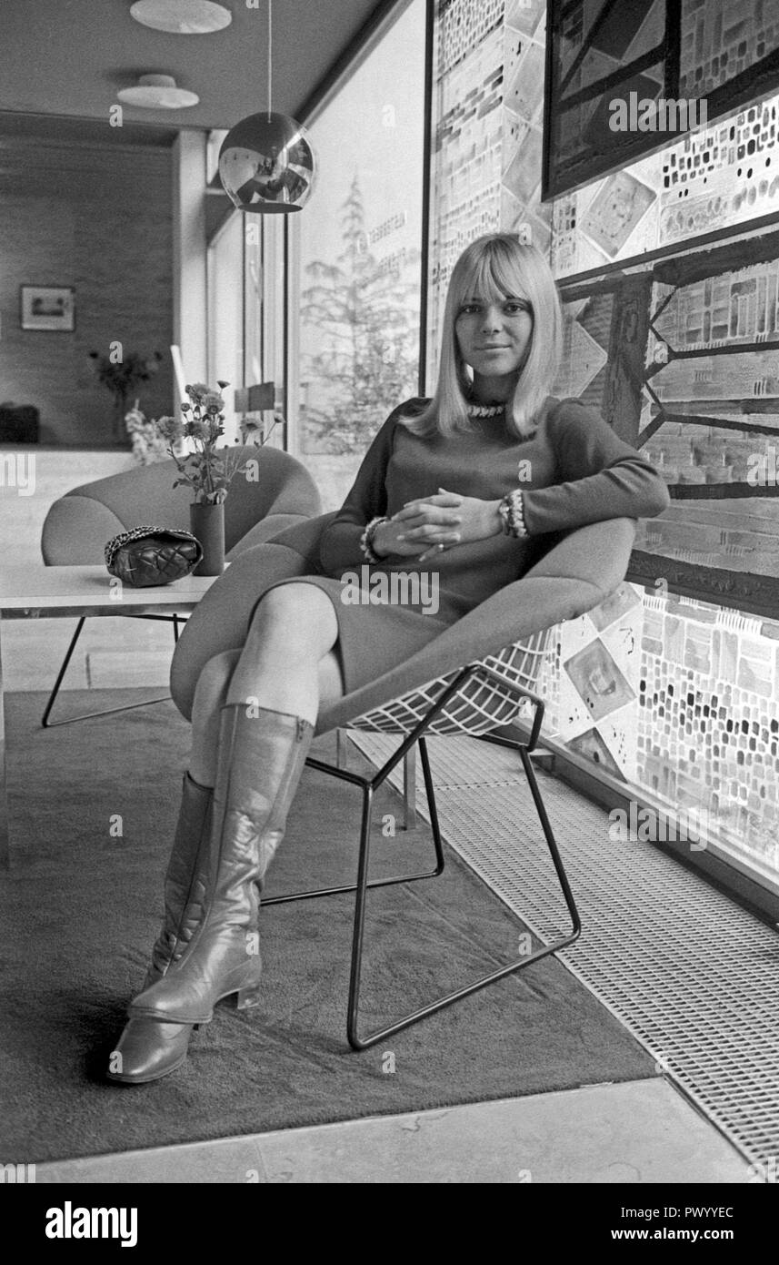 France Gall, französische Pop- und Schlagersängerin in Hamburg, 1968.  French pop and schlager singer France Gall at Hamburg, 1968 Stock Photo -  Alamy