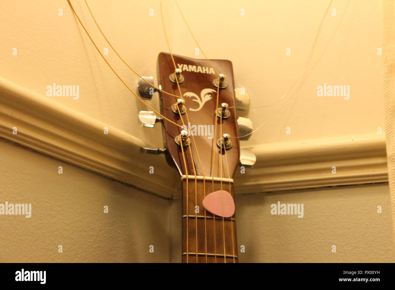 Uncut strings acoustic guitar close up Stock Photo - Alamy