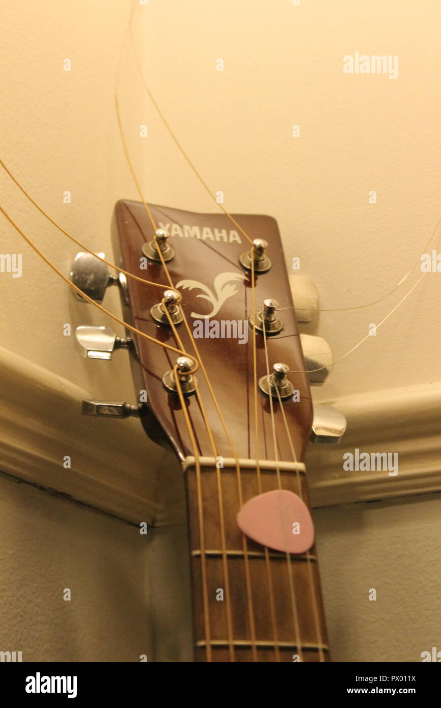 Uncut guitar strings hi-res stock photography and images - Alamy