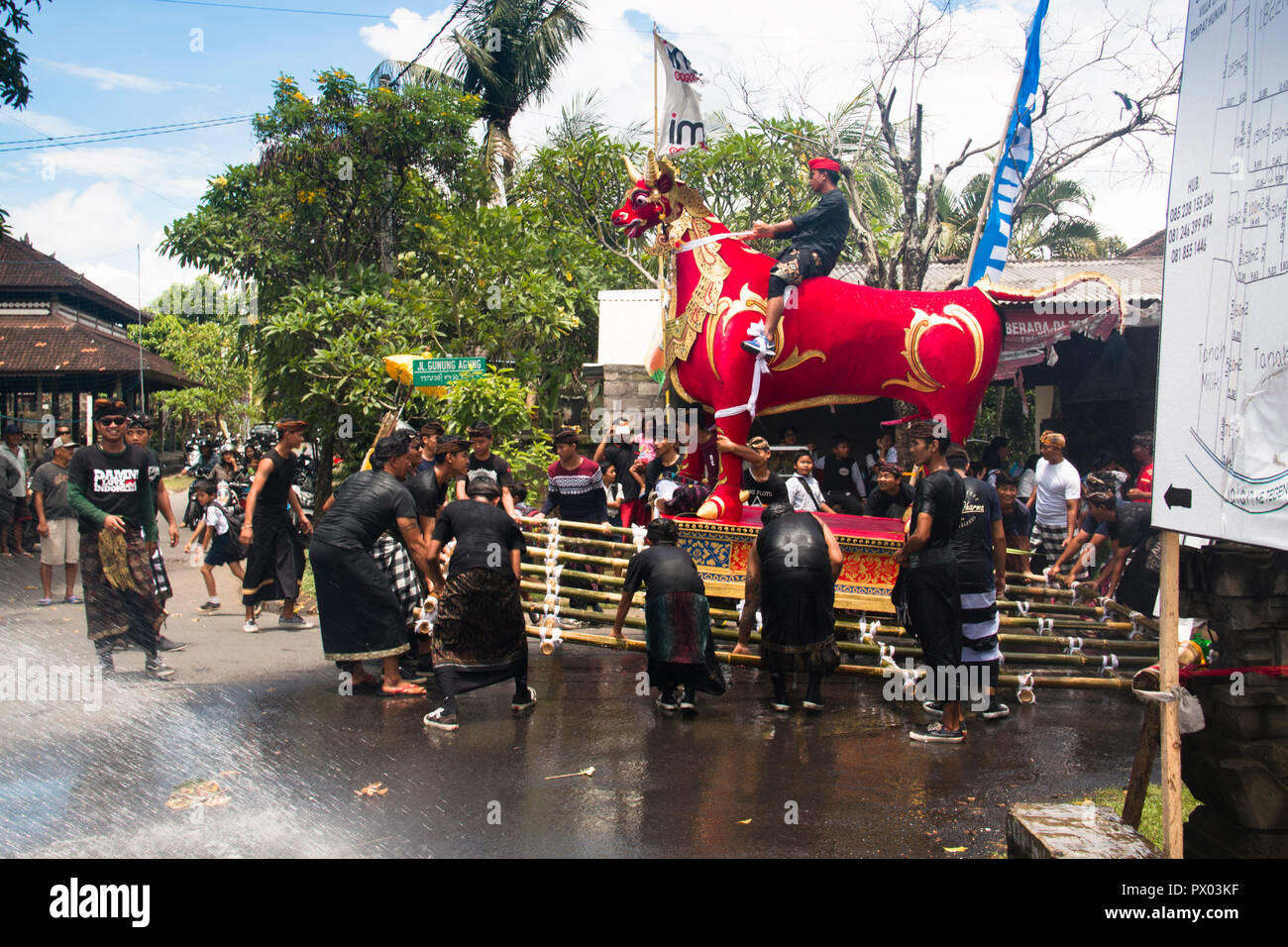 UBUD, BALI - JANUARY 2018: A funeral and cremation ceremony in a little ...
