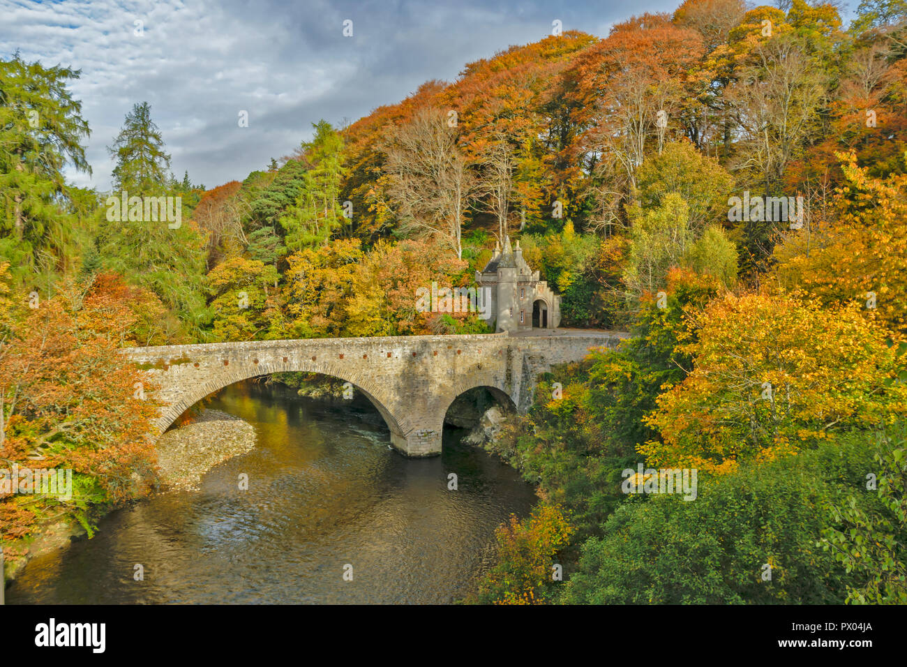 OLD BRIDGE OF AVON BALLINDALLOCH CASTLE GRAMPIAN SCOTLAND THE BRIDGE AND BARONIAL GATEHOUSE AND AUTUMNAL COLOURS IN THE RIVER Stock Photo