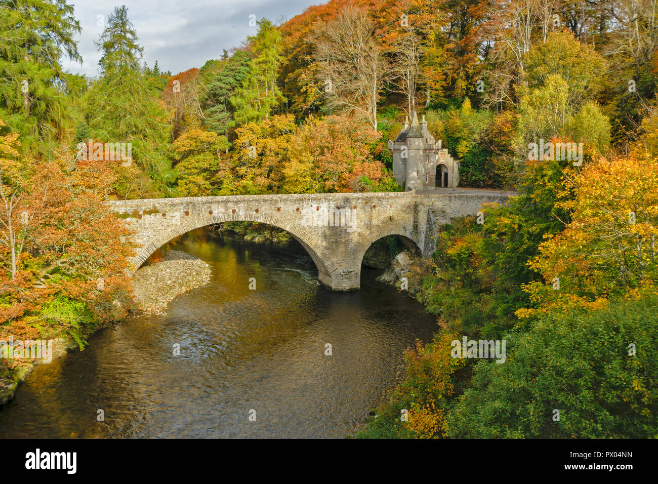 OLD BRIDGE OF AVON BALLINDALLOCH CASTLE GRAMPIAN SCOTLAND THE BRIDGE AND BARONIAL GATEHOUSE SURROUNDED BY AUTUMN LEAVES AND COLOUR Stock Photo