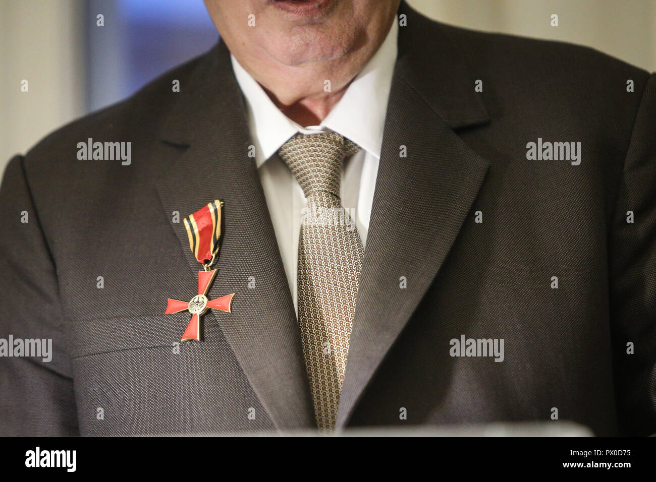 Details of a man holding a cross of Order of Merit of the Federal Republic of Germany during a speech Stock Photo