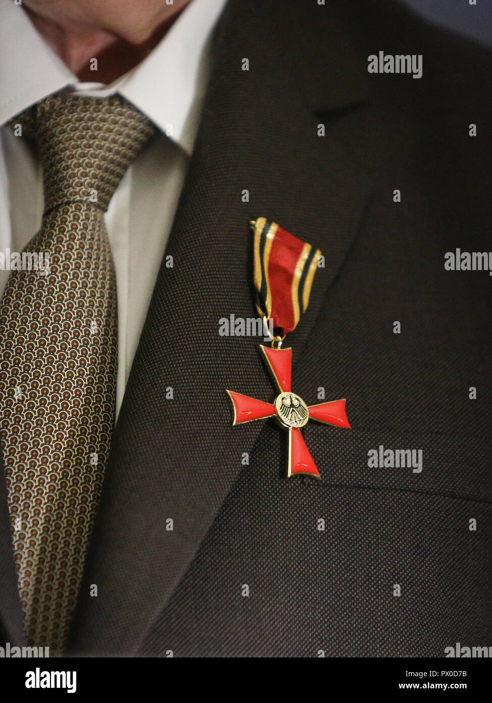 Details of a man holding a cross of Order of Merit of the Federal Republic of Germany during a speech Stock Photo