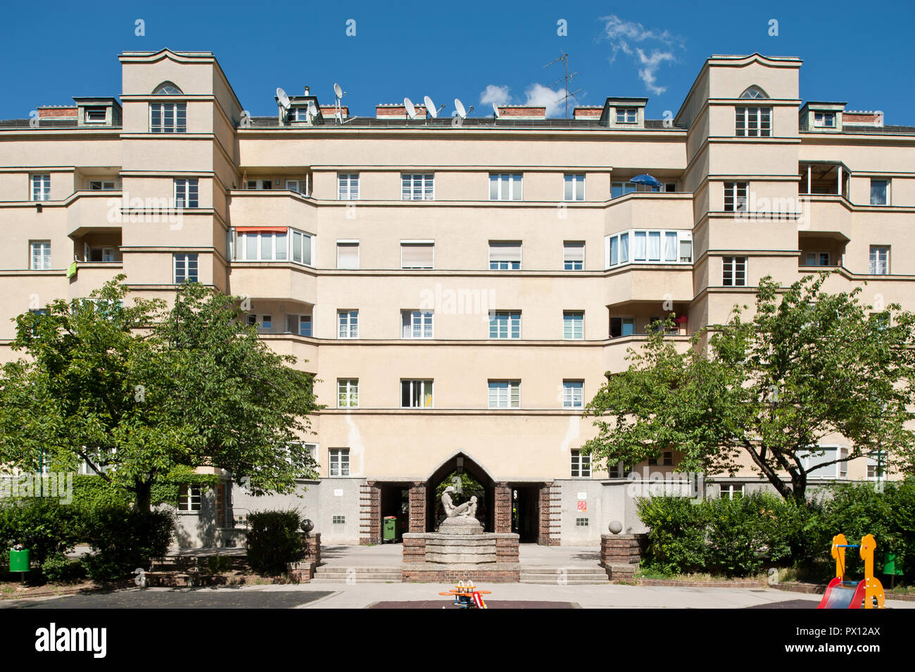 Wien, Gemeindebau des 'Roten Wien' - Vienna, Council Tenement Block, 'Red Vienna', Lorenshof, Längenfeldgasse 14–18; Otto Prutscher 1928 Stock Photo