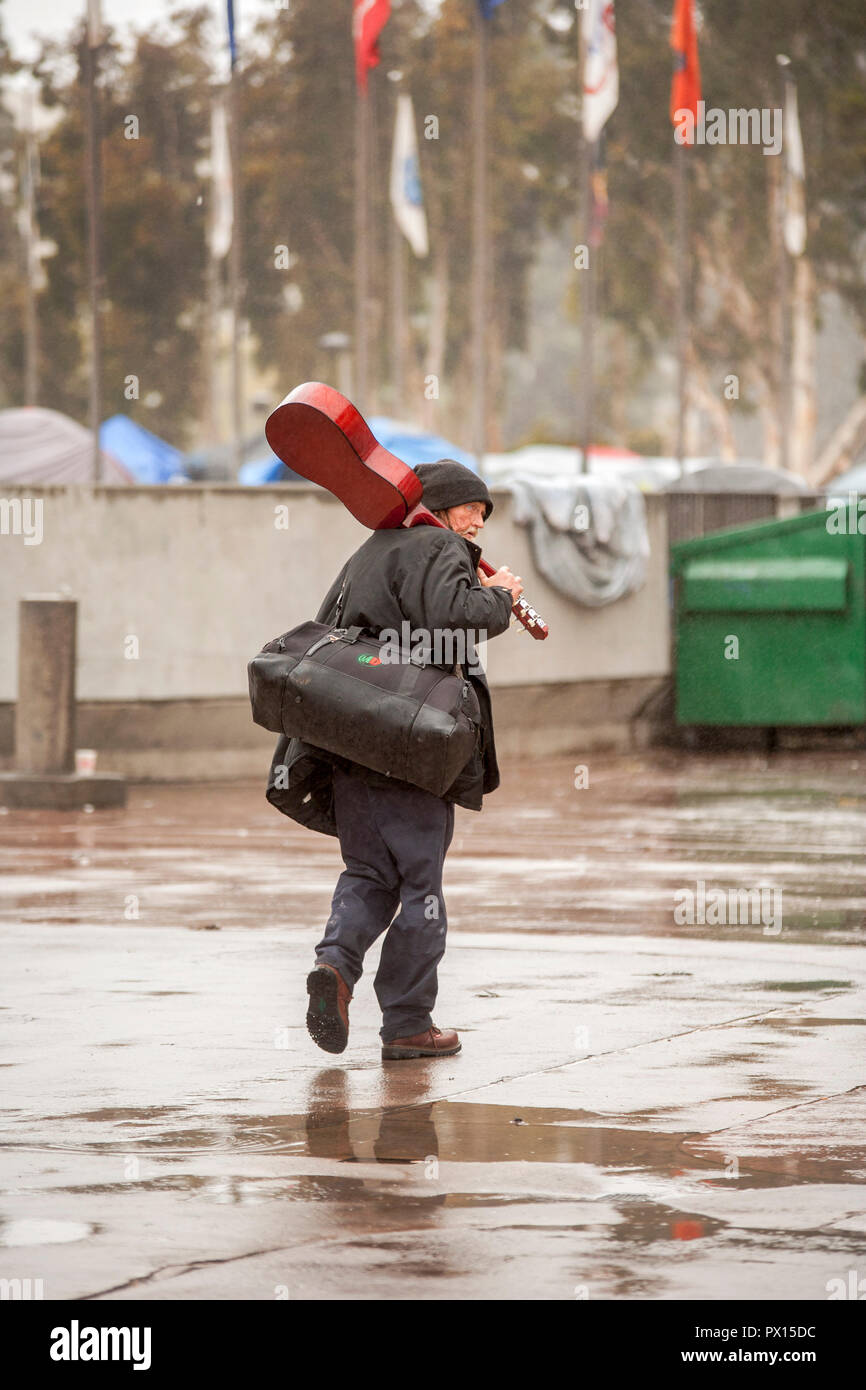 Homeless man in the rain hi-res stock photography and images - Alamy