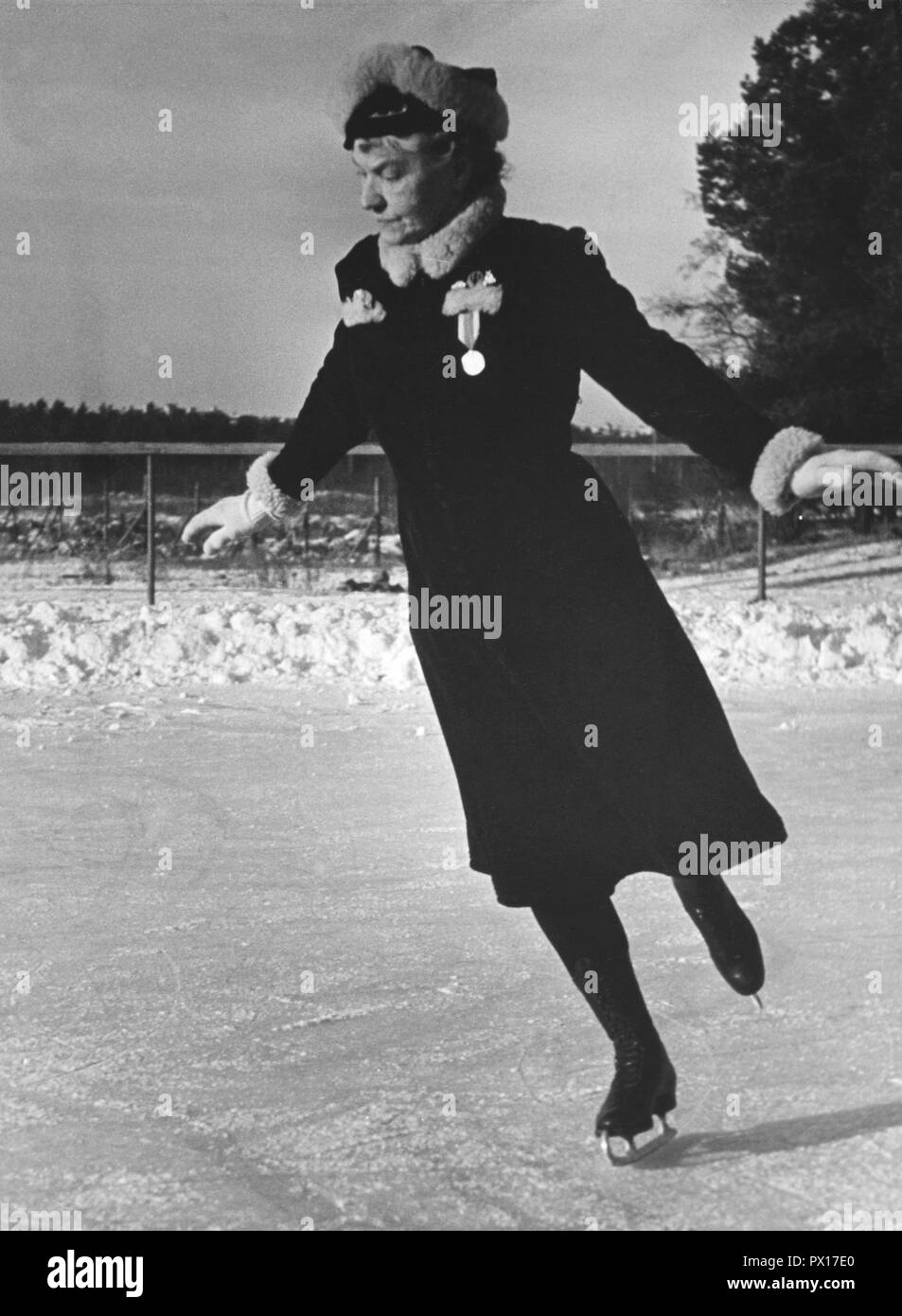 Figure skating in the 1940s. Figure skating champion of 1907, Elin Sucksdoff in an elegant pose on the ice. Sweden 1946 Stock Photo