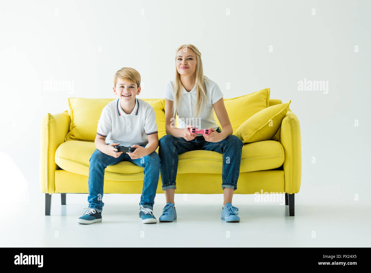 Маму на диване видео. Желтый диван. Семья сидит на желтом диване. Мама на диване. Семья на диване на желтом фоне.