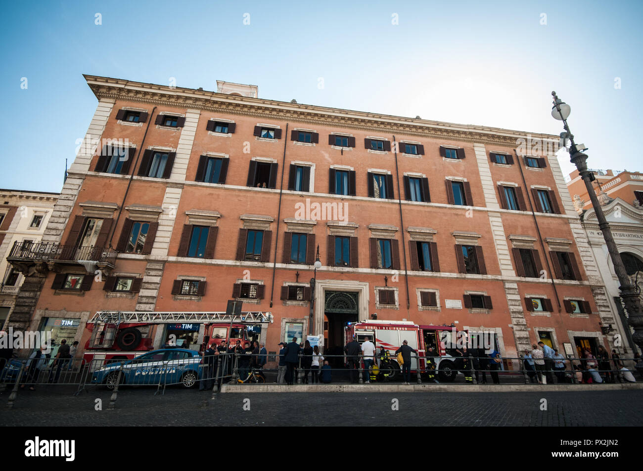 Rome, Italy. 18th Oct, 2018. fire brigade vehicles the palace ferraioli in the center of Rome near Palazzo Chigi, seat of the Italian government. on October 18, 2018 in Rome, Italy Credit: Andrea Ronchini/Pacific Press/Alamy Live News Stock Photo